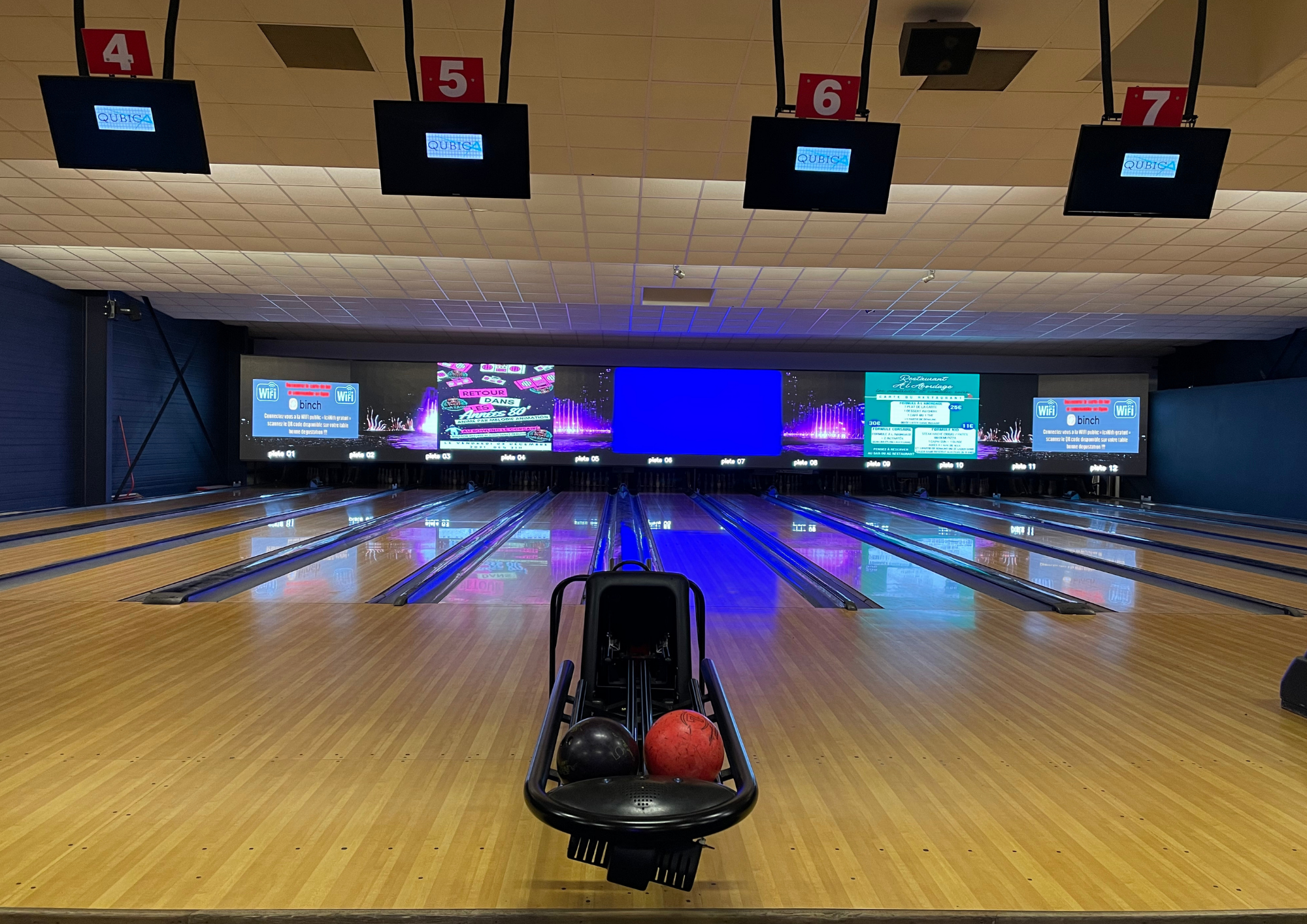 Pistes de bowling avec écran géant